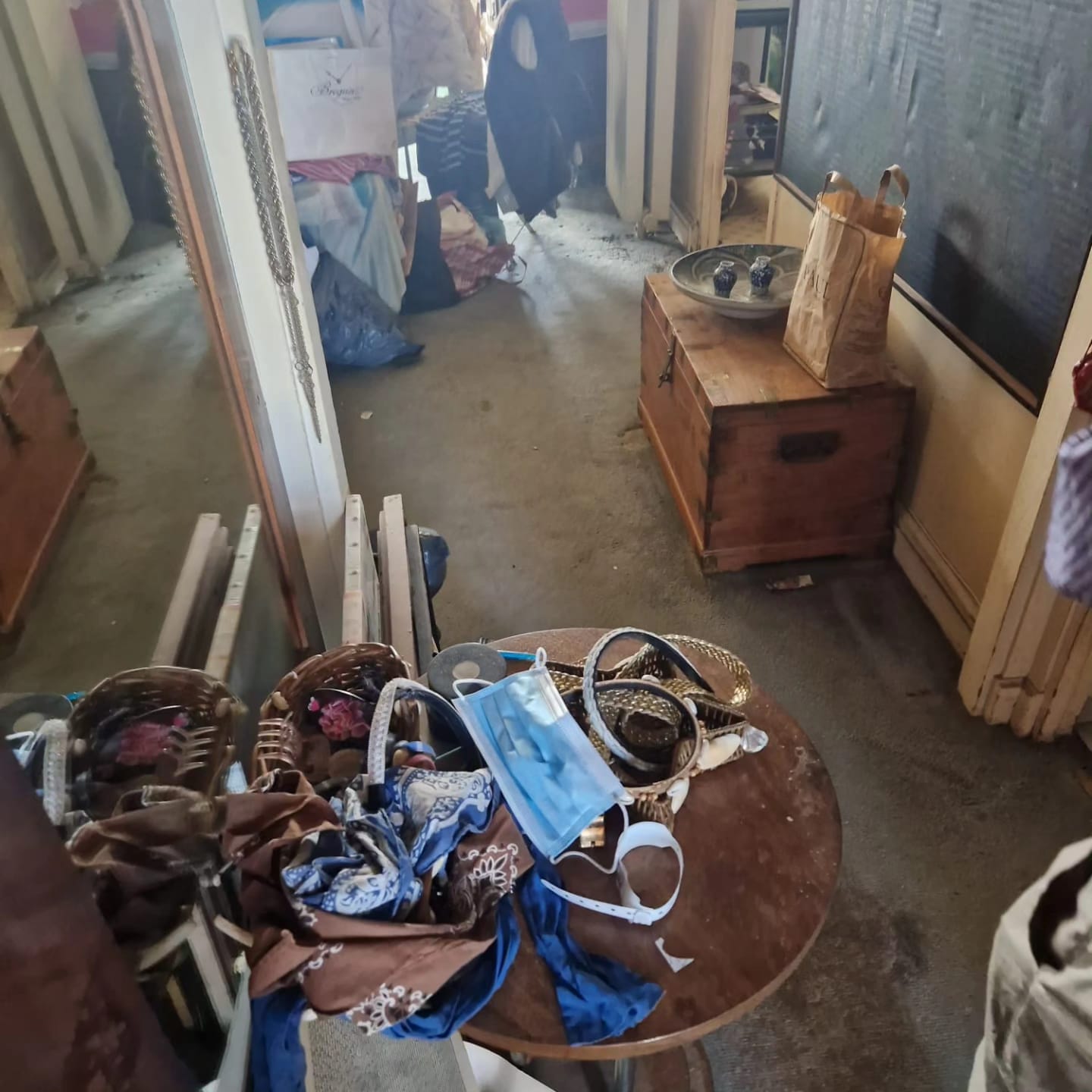 Avant — Débarras salon — objets et brocante