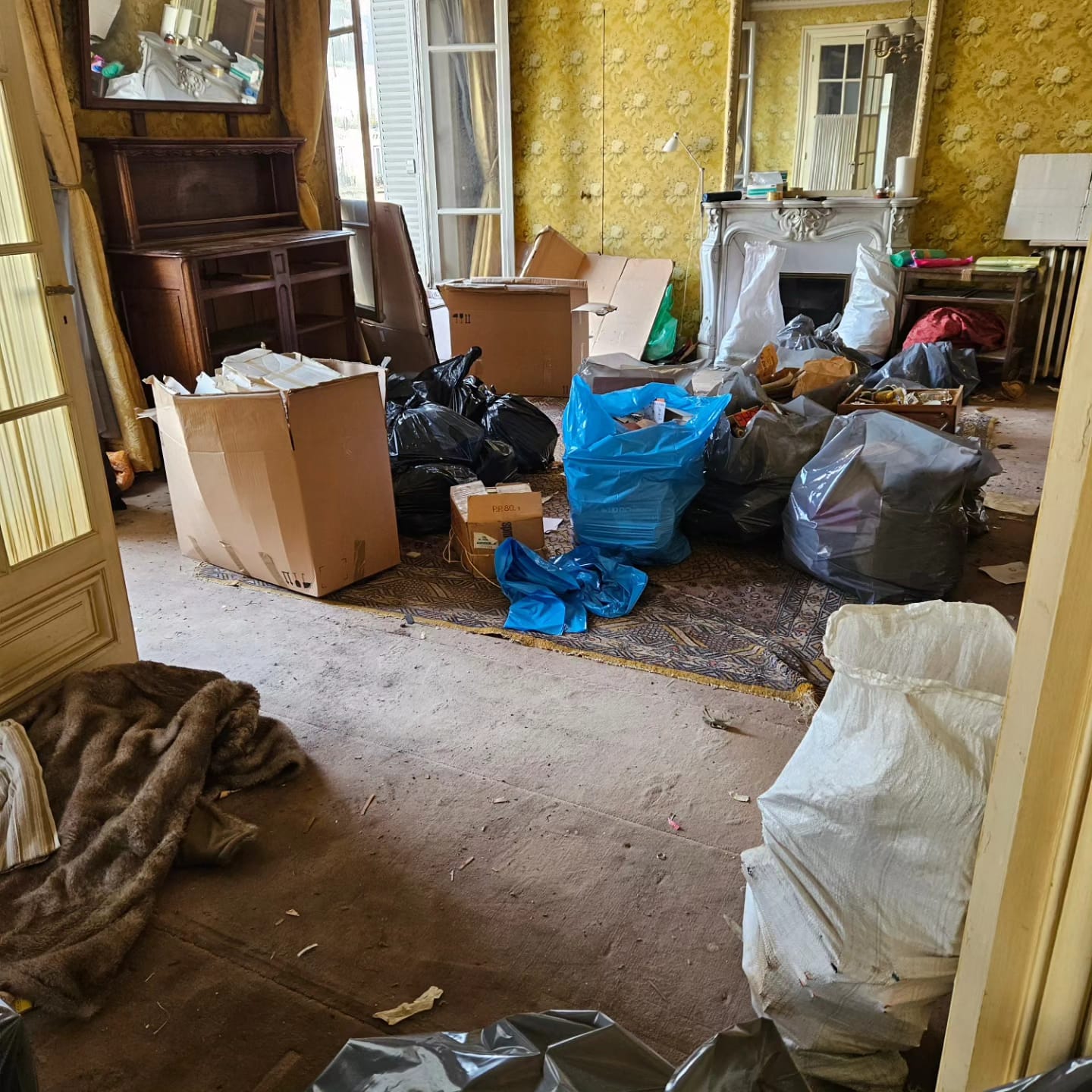 Avant — Salon haussmannien après succession