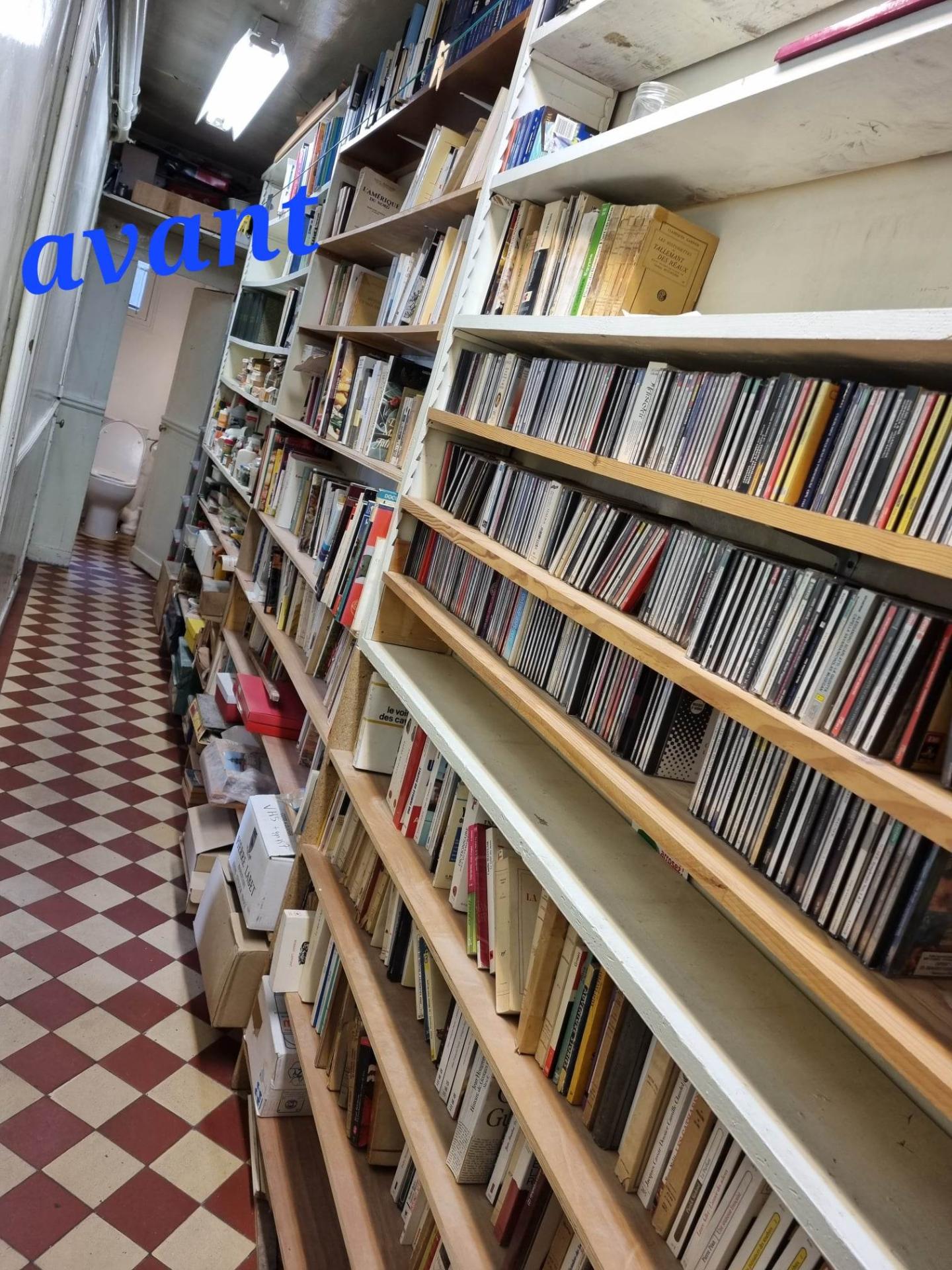 Avant — Couloir de livres, disques et CD