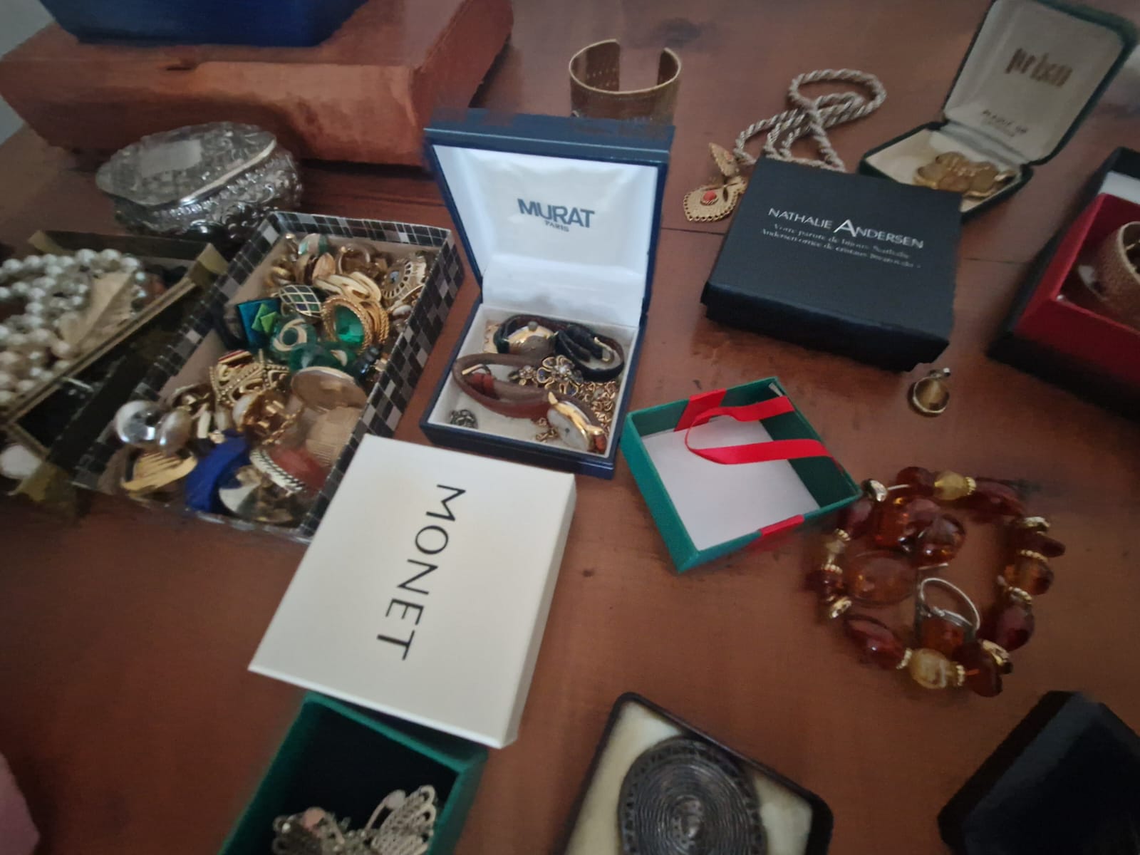 Bijoux et souvenirs identifiés pour la famille